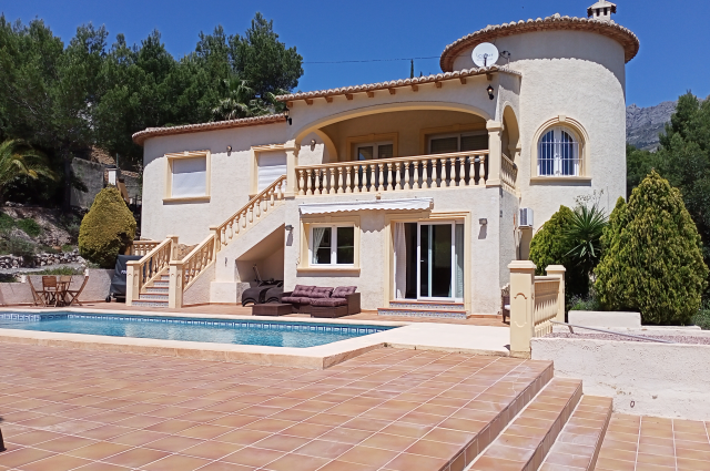 Villa with private tenniscourt and private pool