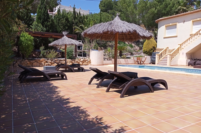 Villa with private tenniscourt and private pool