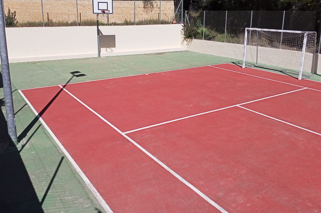 Villa with private tenniscourt and private pool